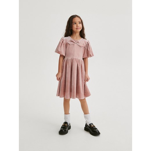 Reserved - Welurowa sukienka - różowy ze sklepu Reserved w kategorii Sukienki dziewczęce - zdjęcie 166383804