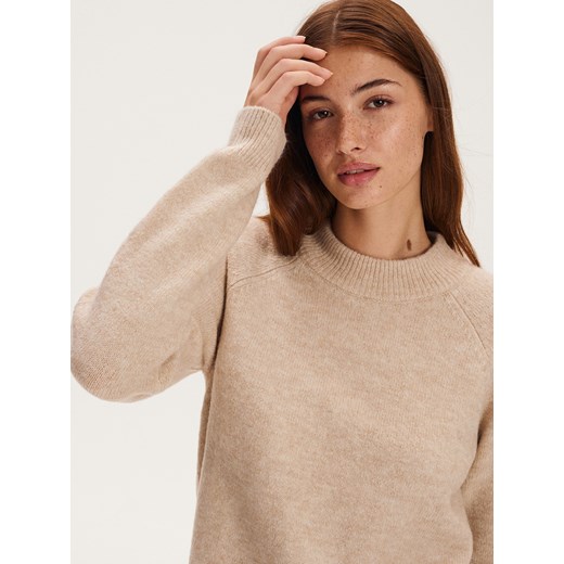 Reserved - Gładki sweter - beżowy ze sklepu Reserved w kategorii Swetry damskie - zdjęcie 166425022