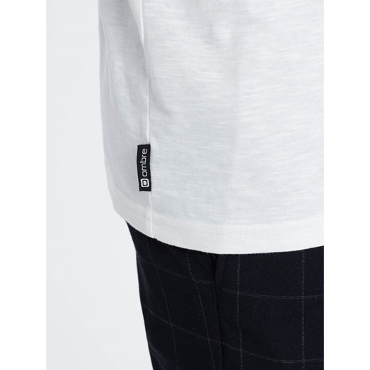 Dzianinowy T-shirt męski z naszytą kieszonką - ecru V7 S1621 S wyprzedaż ombre