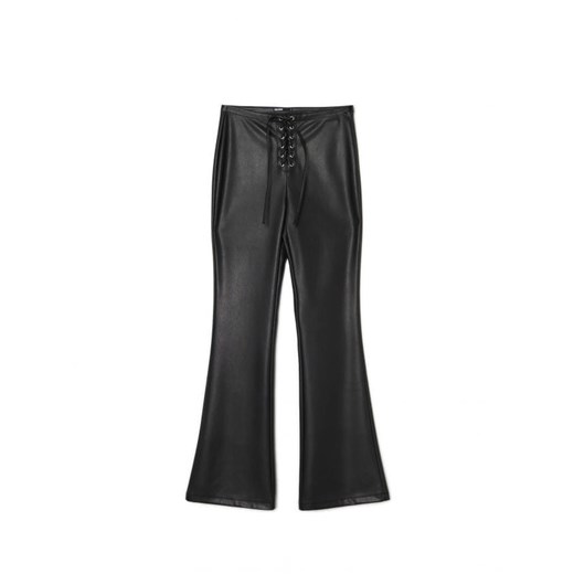 Cropp - Czarne spodnie z imitacji skóry - czarny ze sklepu Cropp w kategorii Spodnie damskie - zdjęcie 166503024