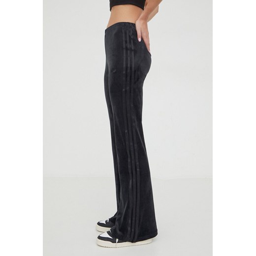 adidas Originals spodnie dresowe welurowe Velvet kolor czarny gładkie IT9661 ze sklepu PRM w kategorii Spodnie damskie - zdjęcie 166513014