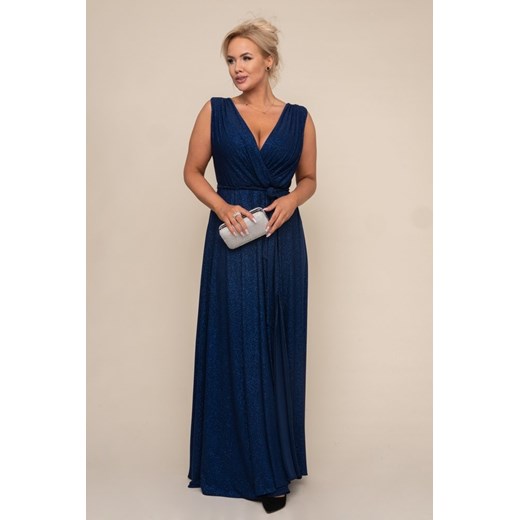 Sukienka bez rękawów rozkloszowana na wesele 