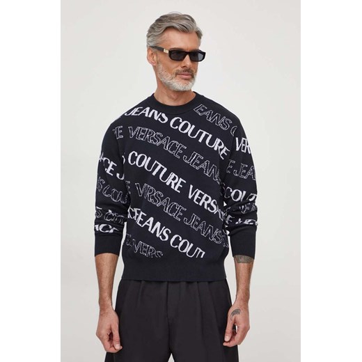 Versace Jeans Couture sweter męski kolor czarny lekki 76GAFM50 CMN35 ze sklepu ANSWEAR.com w kategorii Swetry męskie - zdjęcie 166664684