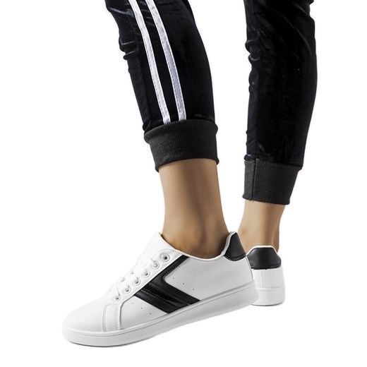 Białe sneakersy z czarnymi wstawkami Rizzo ze sklepu ButyModne.pl w kategorii Trampki damskie - zdjęcie 166675363
