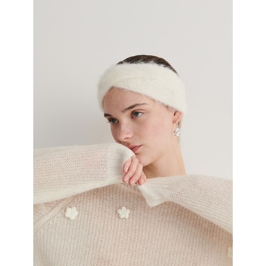 Sweter damski Reserved na zimę z okrągłym dekoltem 