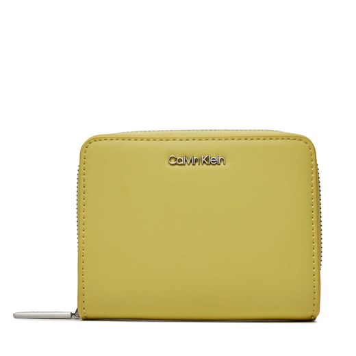 Mały Portfel Damski Calvin Klein Ck Must Z/A Wallet W/Flap Md K60K607432 Żółty ze sklepu eobuwie.pl w kategorii Portfele damskie - zdjęcie 166842034