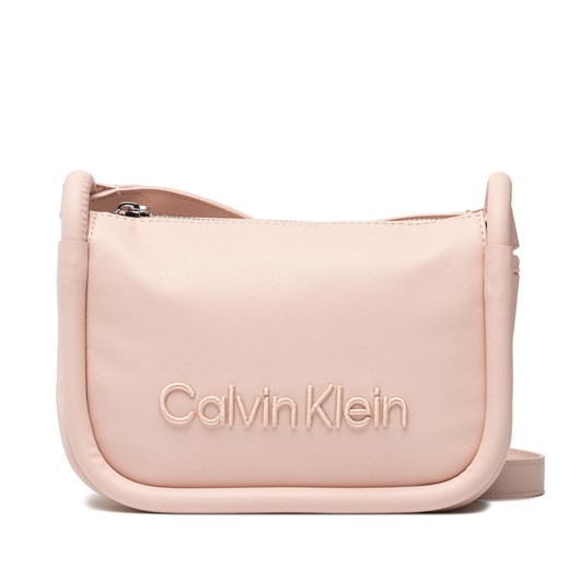 Torebka Calvin Klein Resort Camera Bag K60K609639 Różowy ze sklepu eobuwie.pl w kategorii Listonoszki - zdjęcie 166860974