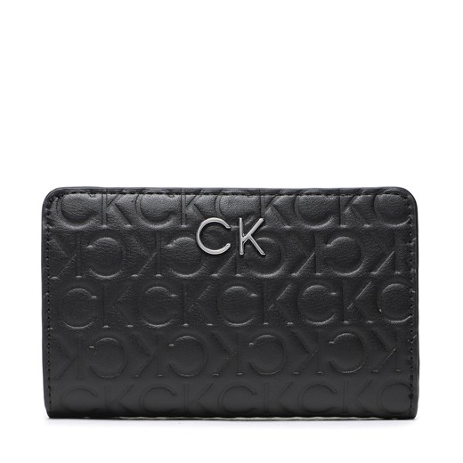 Duży Portfel Damski Calvin Klein Re Lock Bifold Wallet Emb Mono K60K610240 BAX ze sklepu eobuwie.pl w kategorii Portfele damskie - zdjęcie 166872642