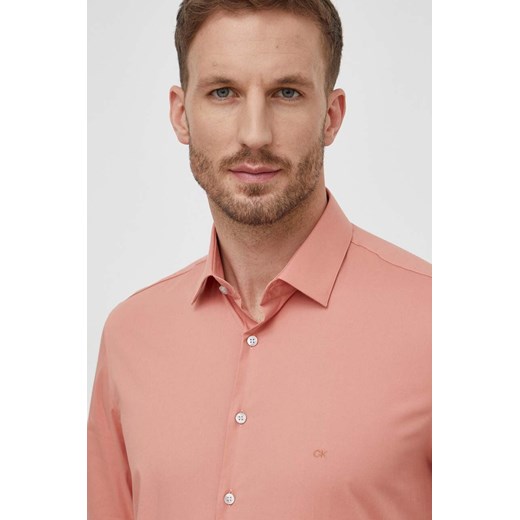 Calvin Klein koszula męska kolor różowy slim z kołnierzykiem klasycznym ze sklepu ANSWEAR.com w kategorii Koszule męskie - zdjęcie 166976823