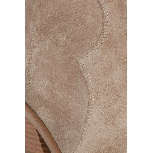 Estro: Jasnobeżowe kowbojki damskie z zamszu naturalnego ze srebrnym detalem Estro 37 wyprzedaż Estro