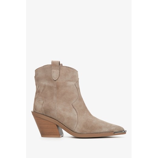 Estro: Jasnobeżowe kowbojki damskie z zamszu naturalnego ze srebrnym detalem Estro 37 wyprzedaż Estro
