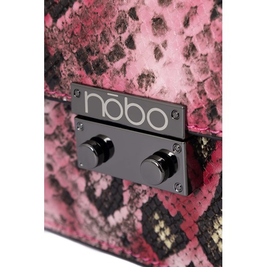 Wężowa listonoszka Nobo z łańcuchem, różowa Nobo One size promocja NOBOBAGS.COM