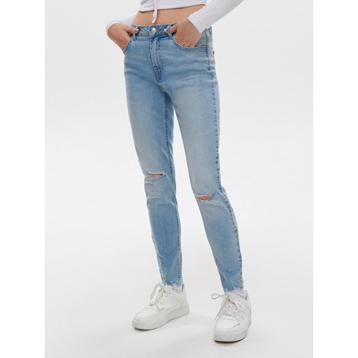 Cropp - Jasne jeansy skinny z dziurami - niebieski Cropp 38 wyprzedaż Cropp