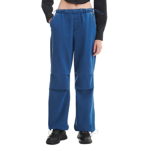 Cropp - Ciemnoniebieskie jeansy parachute - niebieski Cropp 32 Cropp promocja