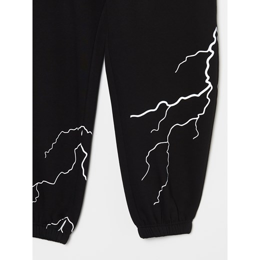 Cropp - Dresowe joggery z odblaskowym printem - czarny Cropp XL Cropp