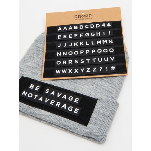 Cropp - Szara czapka z personalizowanym napisem - jasny szary Cropp Uniwersalny promocja Cropp