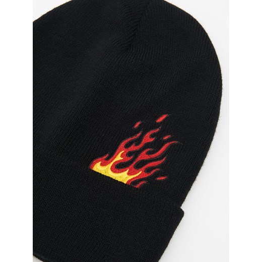 Cropp - Czarna czapka beanie z motywem ognia - czarny Cropp Uniwersalny okazja Cropp