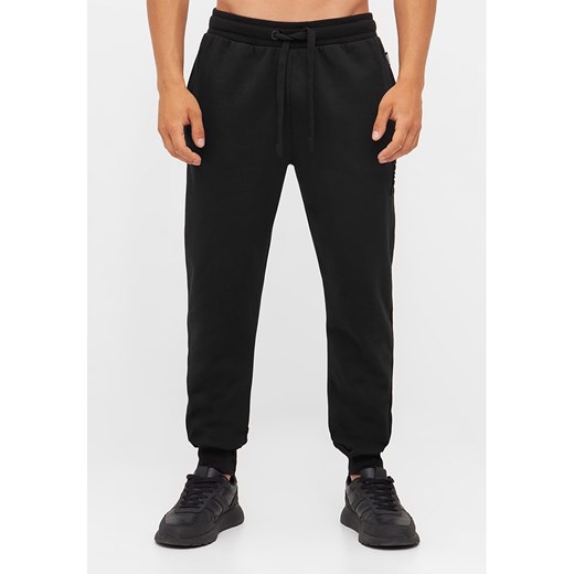 Bench Spodnie dresowe &quot;Sully&quot; w kolorze czarnym ze sklepu Limango Polska w kategorii Spodnie męskie - zdjęcie 167679223