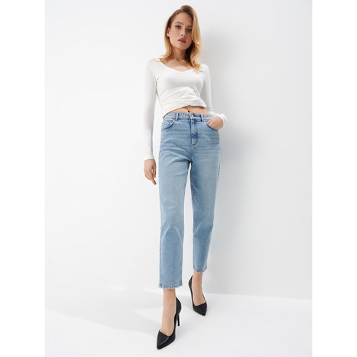 Mohito - Jeansy mom slim - Niebieski Mohito 34 wyprzedaż Mohito