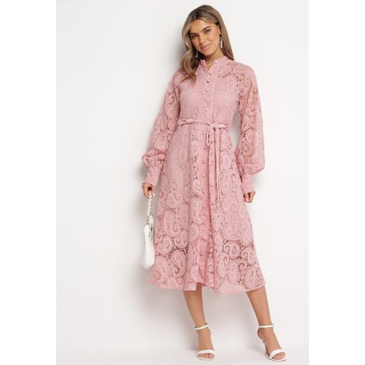 Różowa Koronkowa Sukienka Midi z Wiązanym Paskiem Azraella M Born2be Odzież promocja