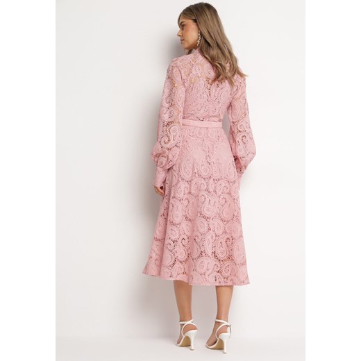 Różowa Koronkowa Sukienka Midi z Wiązanym Paskiem Azraella M promocja Born2be Odzież