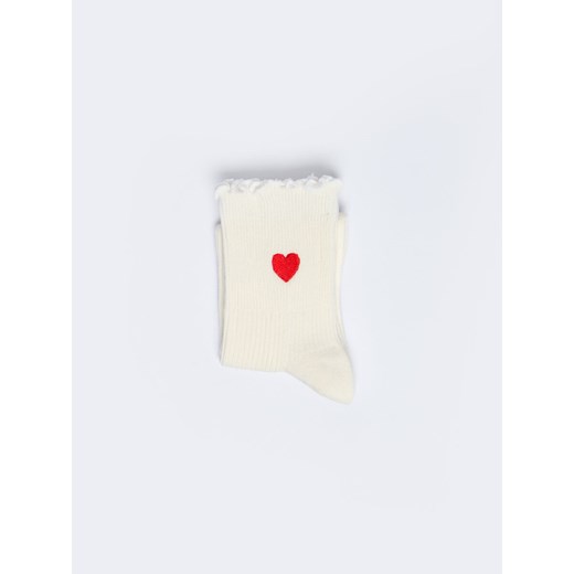 Skarpety damskie białe z czerwonym sercem wykoŅczone falbanką Harti 101 ze sklepu Big Star w kategorii Skarpetki damskie - zdjęcie 167766080