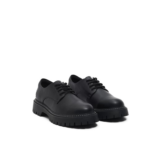 Cropp - Czarne buty z imitacji skóry - czarny ze sklepu Cropp w kategorii Półbuty męskie - zdjęcie 167778112