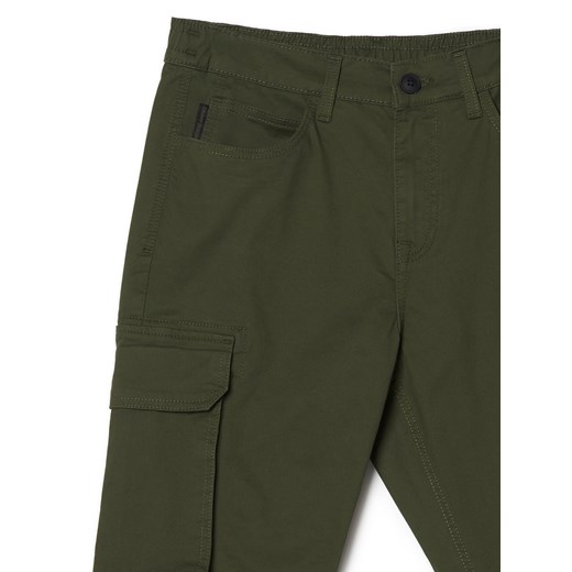 Cropp - Ciemnozielone joggery z kieszeniami cargo - zielony ze sklepu Cropp w kategorii Spodnie męskie - zdjęcie 167839044