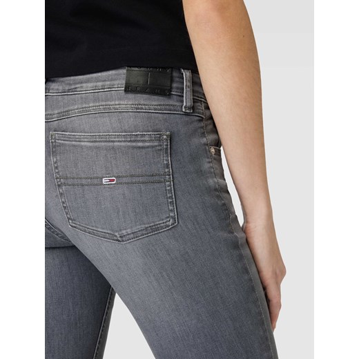 Jeansy z zamkiem błyskawicznym,naszywką z logo i efektem denimu Tommy Jeans 27/32 Peek&Cloppenburg 