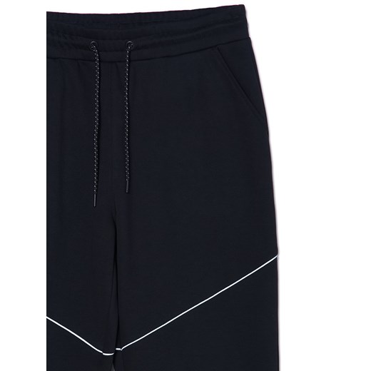 Cropp - Czarne joggery z efektem reflective - czarny ze sklepu Cropp w kategorii Spodnie męskie - zdjęcie 167952340