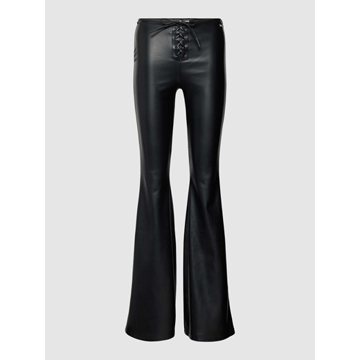 Spodnie rozszerzane z imitacji skóry z niskim stanem i wiązaniem ze sklepu Peek&Cloppenburg  w kategorii Spodnie damskie - zdjęcie 168091460
