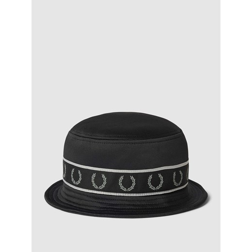 Czapka typu bucket hat z detalem z logo Fred Perry L promocyjna cena Peek&Cloppenburg 