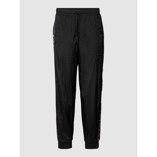 Spodnie dresowe z paskami w kontrastowym kolorze ze sklepu Peek&Cloppenburg  w kategorii Spodnie męskie - zdjęcie 168100604