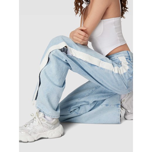 Jeansy o luźnym kroju z naszywką z logo model ‘CLAIRE’ Tommy Jeans 32/32 promocyjna cena Peek&Cloppenburg 