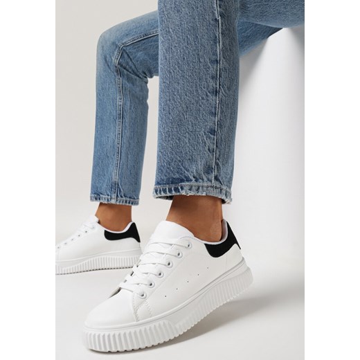 Biało-Czarne Sneakersy ze Żłobieniami na Płaskiej Podeszwie z Metaliczną Wstawką Granuse ze sklepu born2be.pl w kategorii Buty sportowe damskie - zdjęcie 168122911