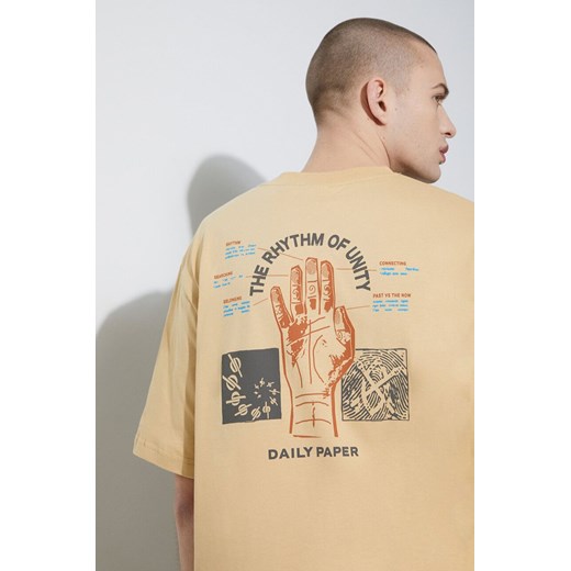 Daily Paper t-shirt bawełniany Identity SS męski kolor beżowy z nadrukiem 2411064 ze sklepu PRM w kategorii T-shirty męskie - zdjęcie 168126403