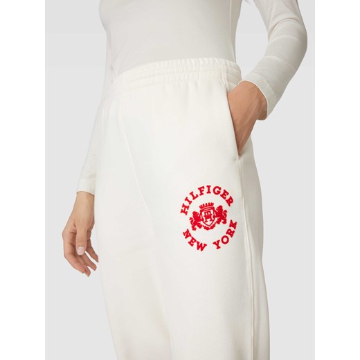 Spodnie dresowe z detalem z logo model ‘VARSITY FLOCK’ Tommy Hilfiger L promocja Peek&Cloppenburg 