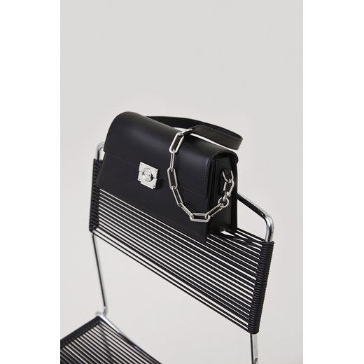 Estro: Czarna torebka trapezowa z łańcuszkiem ze skóry naturalnej ze sklepu Estro w kategorii Kopertówki - zdjęcie 168165434