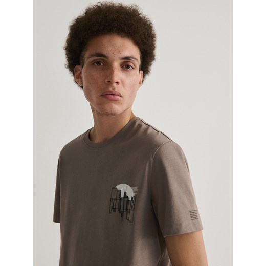 Reserved - T-shirt regular fit z nadrukiem - brązowy ze sklepu Reserved w kategorii T-shirty męskie - zdjęcie 168174204
