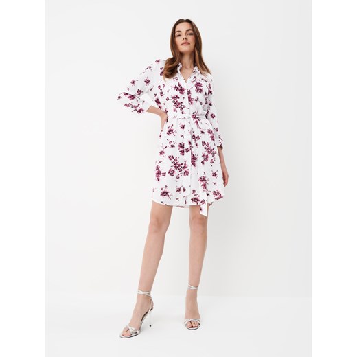 Mohito - Koszulowa sukienka mini w różowe kwiaty - Biały Mohito 38 wyprzedaż Mohito