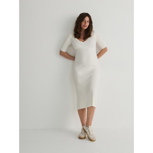 Reserved - Dzianinowa sukienka z dekoracyjnym wykończeniem - złamana biel ze sklepu Reserved w kategorii Sukienki - zdjęcie 168283054