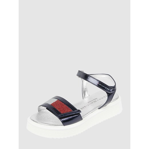 Sandały z efektem błyszczącym model ‘Debora’ ze sklepu Peek&Cloppenburg  w kategorii Sandały dziecięce - zdjęcie 168325003