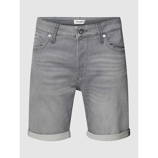 Szorty jeansowe z naszywką z logo model ‘RICK’ ze sklepu Peek&Cloppenburg  w kategorii Spodenki męskie - zdjęcie 168330021