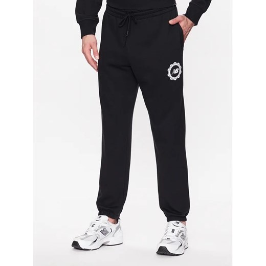 New Balance Spodnie dresowe MP31902 Czarny Regular Fit ze sklepu MODIVO w kategorii Spodnie męskie - zdjęcie 168404671