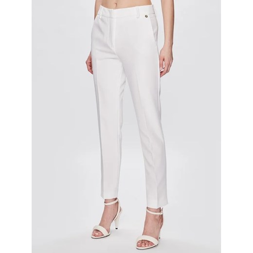 Liu Jo Spodnie materiałowe CA3235 T2200 Biały Regular Fit ze sklepu MODIVO w kategorii Spodnie damskie - zdjęcie 168407253