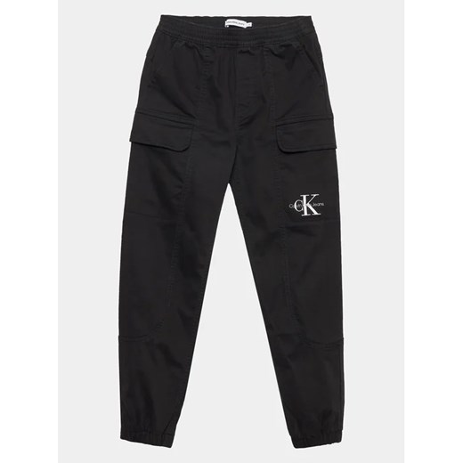 Calvin Klein Jeans Joggery IB0IB01675 Czarny Regular Fit ze sklepu MODIVO w kategorii Spodnie chłopięce - zdjęcie 168414873