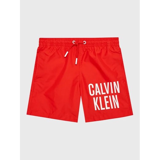 Calvin Klein Swimwear Szorty kąpielowe Medium KV0KV00021 Czerwony Regular Fit ze sklepu MODIVO w kategorii Kąpielówki chłopięce - zdjęcie 168439102