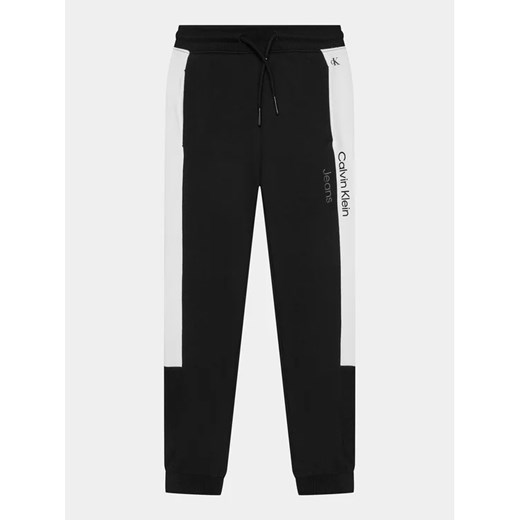 Calvin Klein Jeans Spodnie dresowe Color Block IB0IB01933 Czarny Regular Fit ze sklepu MODIVO w kategorii Spodnie chłopięce - zdjęcie 168473812