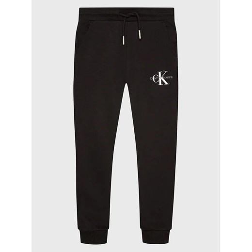 Calvin Klein Jeans Spodnie dresowe IU0IU00285 Czarny Relaxed Fit ze sklepu MODIVO w kategorii Spodnie chłopięce - zdjęcie 168474270