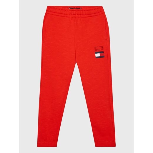Tommy Hilfiger Spodnie dresowe Flag KB0KB07978 M Czerwony Regular Fit ze sklepu MODIVO w kategorii Spodnie chłopięce - zdjęcie 168490974